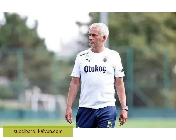 穆里尼奥关键比赛表现值得关注，战术调整引发热议